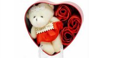 خرید جعبه قلبی به همراه گل رز قرمز و خرس