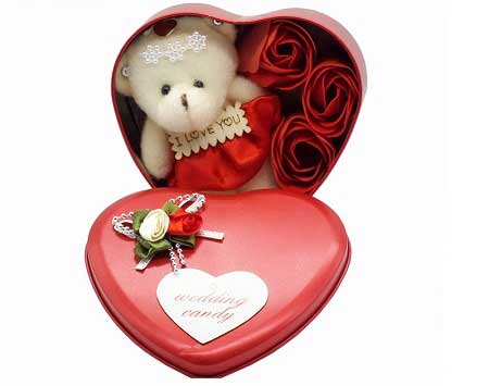 خرید اینترنتی جعبه قلبی به همراه گل رز قرمز و خرس